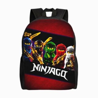 Un cartable Ninjago rouge et noir avec les ninjas colorés imprimés dessus, sur fond noir et rouge.