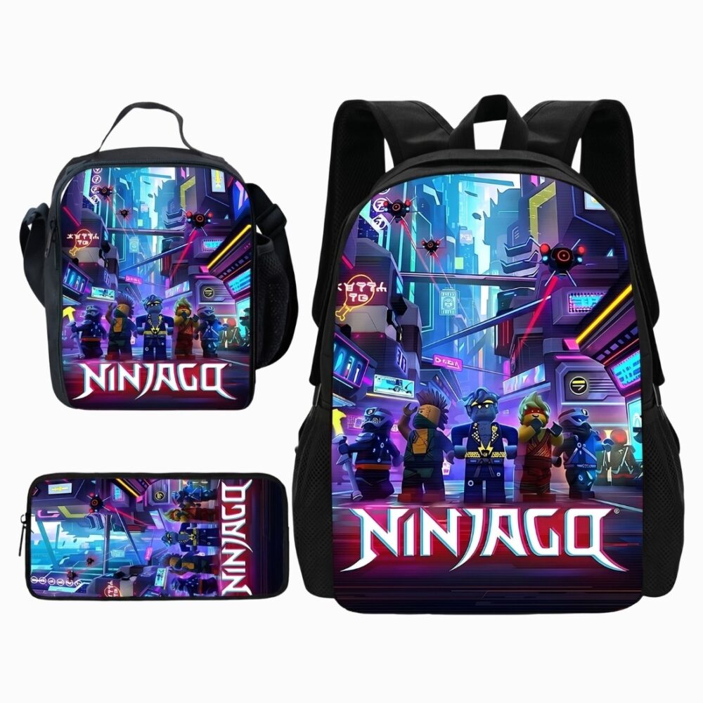Un cartable Ninjago avec trousse et sac repas, décoré de personnages Lego dans une ville futuriste colorée.
