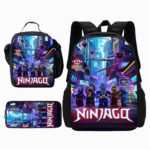 Un cartable Ninjago avec trousse et sac repas, décoré de personnages Lego dans une ville futuriste colorée.