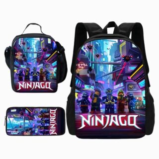 Un cartable Ninjago avec trousse et sac repas, décoré de personnages Lego dans une ville futuriste colorée.