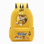 Un cartable Pat’Patrouille Ruben jaune avec un grand dessin de Ruben et les petits chiens de la Pat’Patrouille sur la poche avant, sur fond blanc.