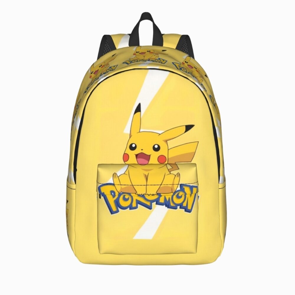 Un cartable Pokémon Pikachu assis jaune avec un grand dessin de Pikachu souriant et une poche avant, sur fond blanc.