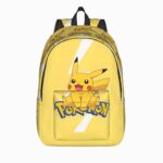 Un cartable Pokémon Pikachu assis jaune avec un grand dessin de Pikachu souriant et une poche avant, sur fond blanc.