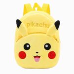 Un cartable Pokémon Pikachu en peluche jaune, avec le visage de Pikachu, des oreilles pointues et des bretelles pour le porter sur le dos.