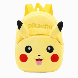 Un cartable Pokémon Pikachu en peluche jaune, avec le visage de Pikachu, des oreilles pointues et des bretelles pour le porter sur le dos.
