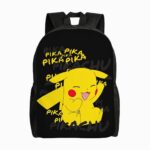 Un cartable Pokémon Pikachu Pika Pika noir avec un grand Pikachu jaune souriant sur le devant, sur fond noir.