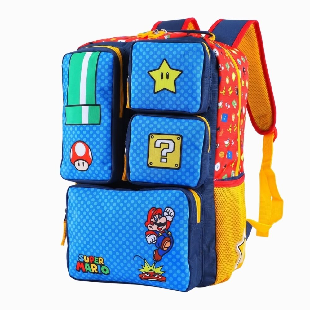 Un Cartable Super Mario à multiples poches coloré avec des motifs de Mario, étoile, champignon et bloc question, avec bretelles jaunes et dos rembourré.