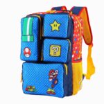 Un Cartable Super Mario à multiples poches coloré avec des motifs de Mario, étoile, champignon et bloc question, avec bretelles jaunes et dos rembourré.