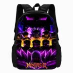 Un cartable Ninjago pour école primaire noir, avec des ninjas et des lumières violettes et orange sur le devant, posé sur fond blanc.