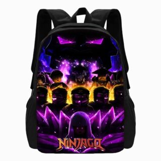 Un cartable Ninjago pour école primaire noir, avec des ninjas et des lumières violettes et orange sur le devant, posé sur fond blanc.