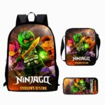 Un cartable Ninjago Le Soulèvement des Dragons avec trousse et sac repas, décoré de héros ninjas colorés, posé sur fond blanc.