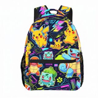 Un cartable Pokémon à imprimé coloré et dynamique, avec Pikachu, Bulbizarre, Salamèche et Carapuce sur fond noir.