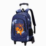 Un Cartable Pokémon Salamèche à 6 roulettes bleu à motifs d’étoiles, avec poignée télescopique, dos rembourré et image de Salamèche sur le devant.