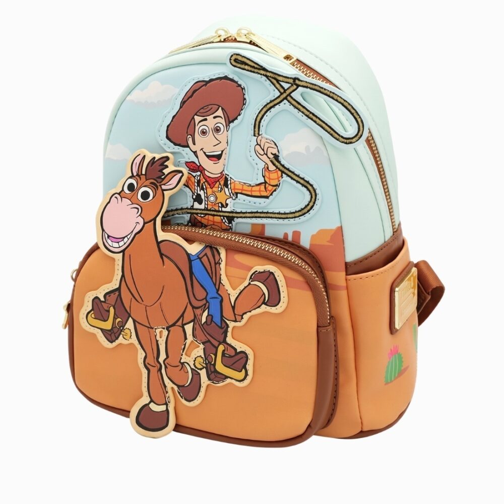 Un cartable Toy Story pour maternelle Woody et Pile-Poil avec Woody et son cheval, de couleur bleu ciel et orange, posé sur fond blanc.