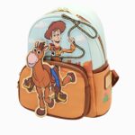 Un cartable Toy Story pour maternelle Woody et Pile-Poil avec Woody et son cheval, de couleur bleu ciel et orange, posé sur fond blanc.