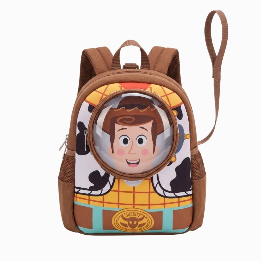 Un cartable Toy Story Woody pour maternelle marron, avec le visage souriant de Woody au centre et une bandoulière, sur fond blanc.
