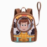 Un cartable Toy Story Woody pour maternelle marron, avec le visage souriant de Woody au centre et une bandoulière, sur fond blanc.