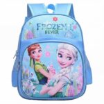 Un cartable Reine des Neiges Elsa et Anna bleu, avec Elsa et Anna imprimées sur le devant et des bretelles rembourrées.