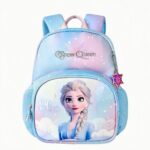 Un cartable respirant Reine des Neiges Elsa bleu et rose avec l’image d’Elsa, des étoiles et un petit porte-clés en forme de flocon.