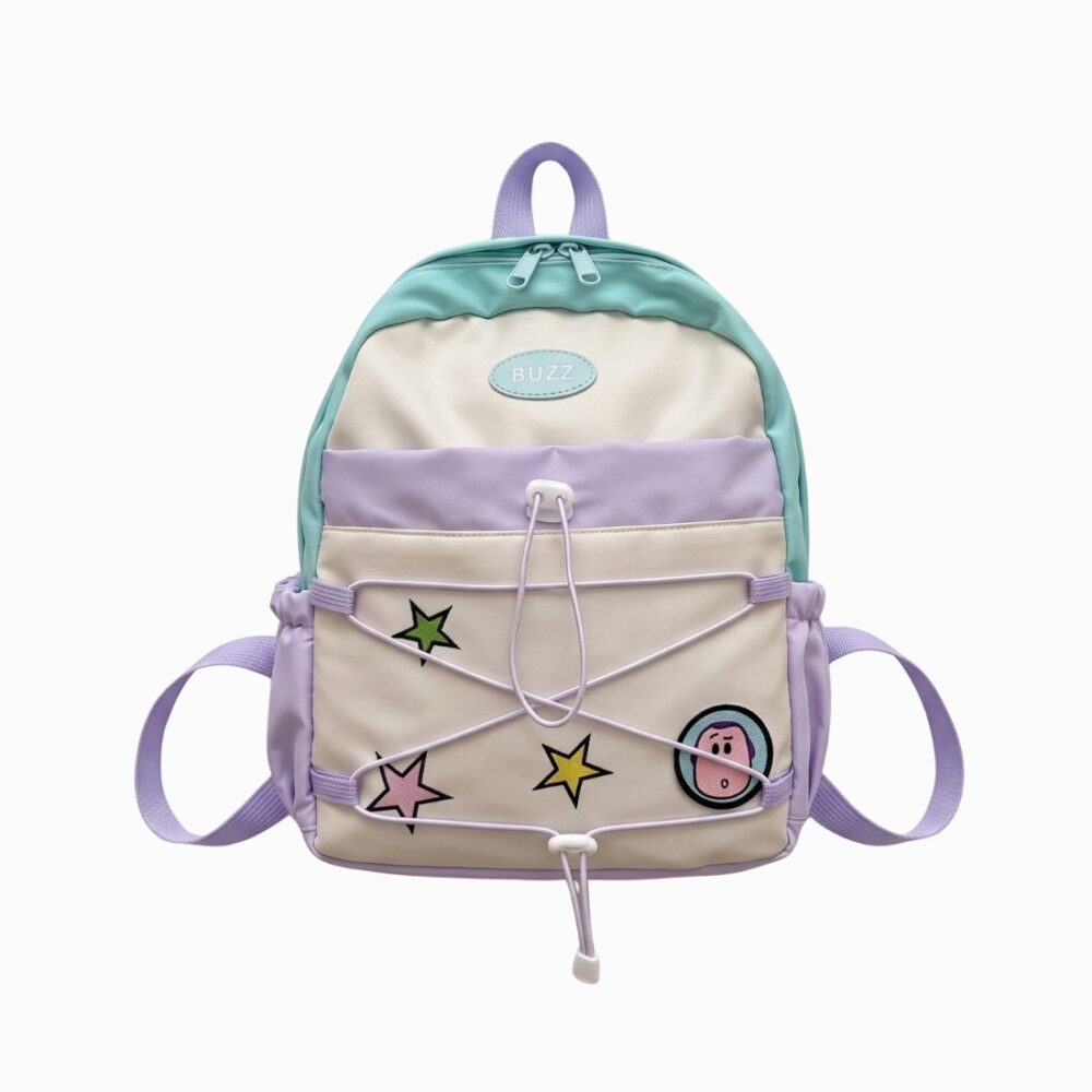 Un cartable Toy Story pour maternelle aux couleurs de Buzz l’Eclair, avec bretelles violettes, étoiles colorées et cordons sur le devant, posé sur fond blanc.