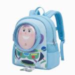 Un cartable Toy Story Buzz l’Eclair pour maternelle bleu clair, avec Buzz l’Éclair imprimé devant, des bretelles rembourrées et des poches sur les côtés.