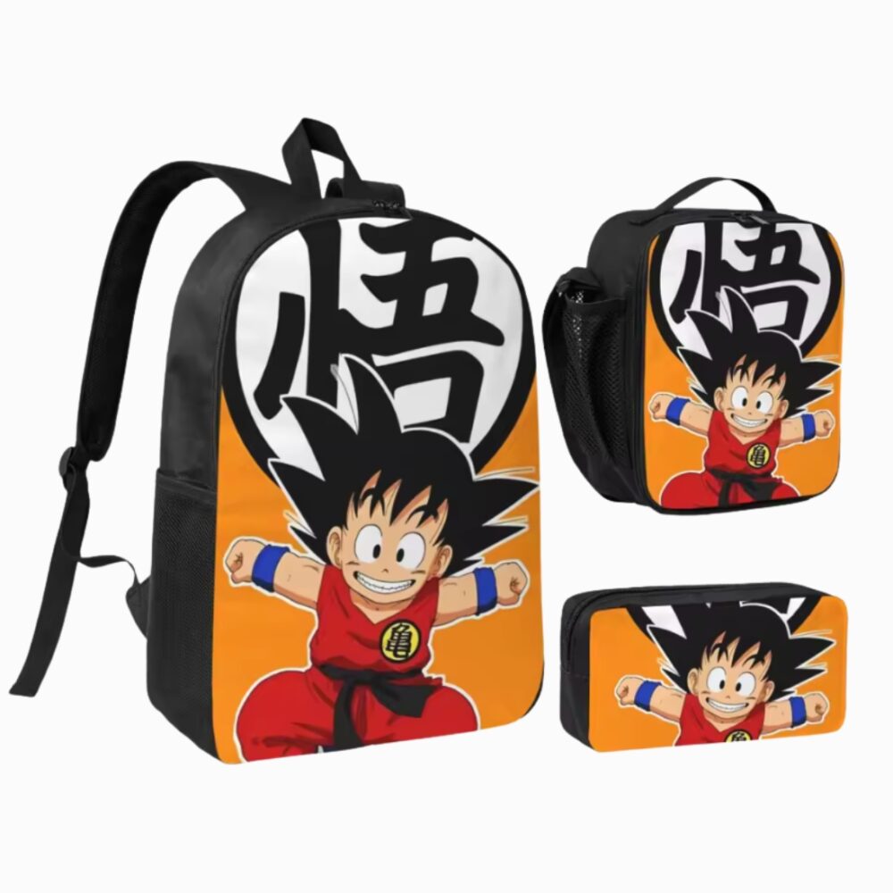 Un cartable Dragon Ball Goku petit avec trousse et sac repas, avec un dessin de Goku souriant sur fond orange, accompagné d’une trousse et d’un sac repas assortis.