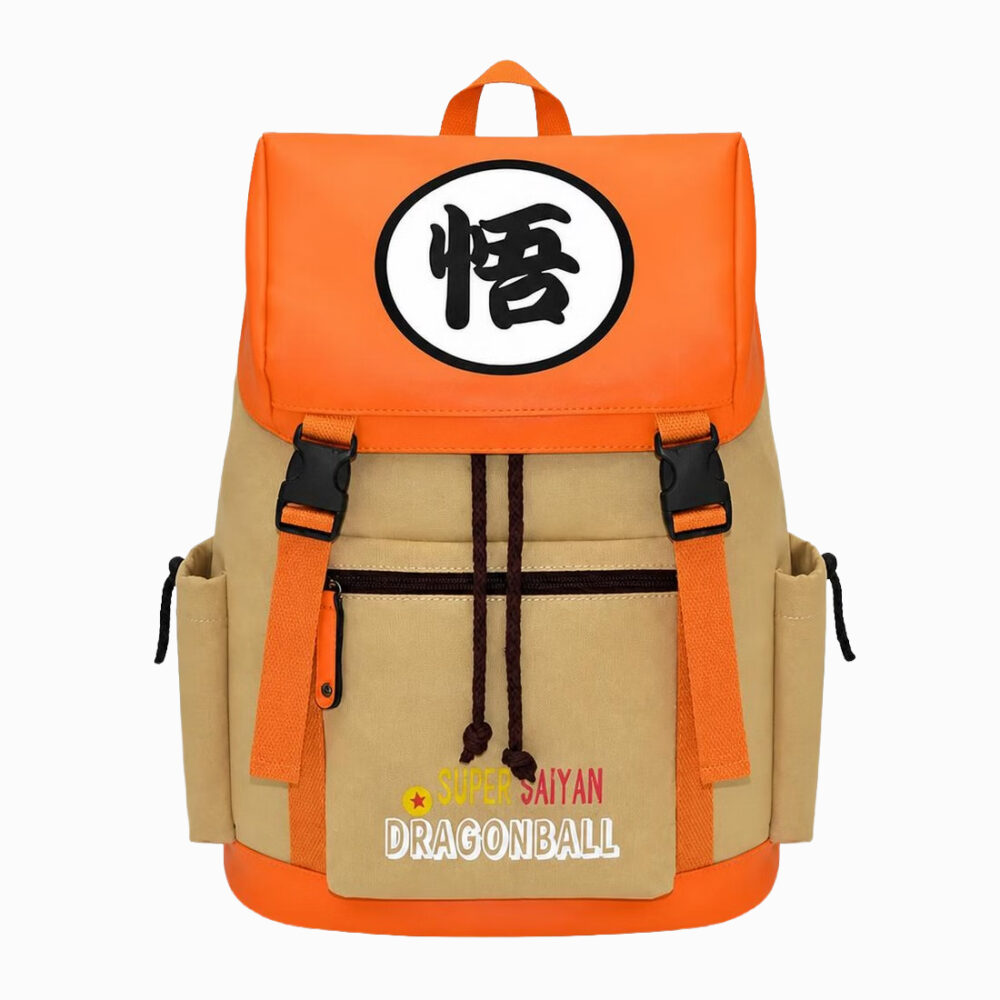 Un cartable Dragon Ball Z à rabat orange et beige, avec un grand logo rond, des sangles devant et une poche sur le devant, posé sur fond blanc.