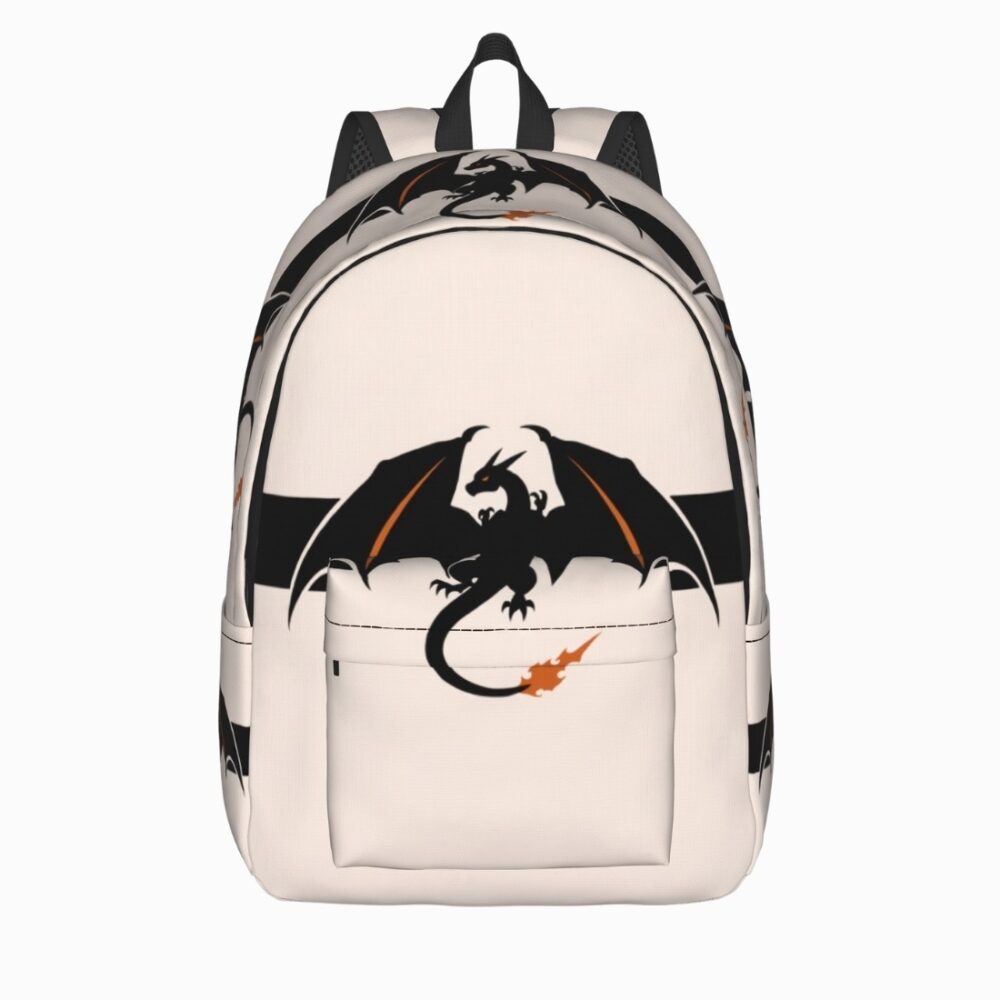 Un cartable Pokémon avec la silhouette de Dracaufeu beige et noir, avec une grande poche devant et des bretelles pour le porter à l’école.