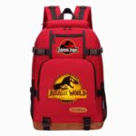 Un cartable Jurassic World à grande capacité rouge avec bretelles noires, poche avant et logos de dinosaures, posé sur fond blanc.