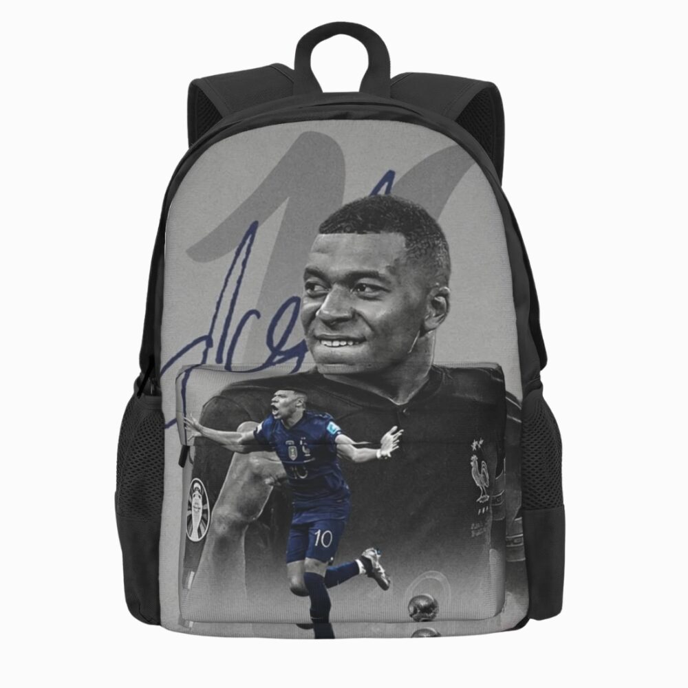 Un cartable football Mbappé en équipe de France gris et noir, avec le joueur de foot Kylian Mbappé imprimé dessus, sur fond blanc.