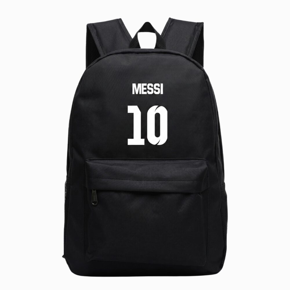 Un cartable football Messi fluorescent noir avec le nom MESSI et le numéro 10 en blanc, doté d’une grande poche avant et de bretelles pour aller à l’école.