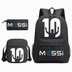 Un cartable football Messi avec trousse et sac repas noir, avec un grand sac à dos, une petite trousse et un sac repas assortis.