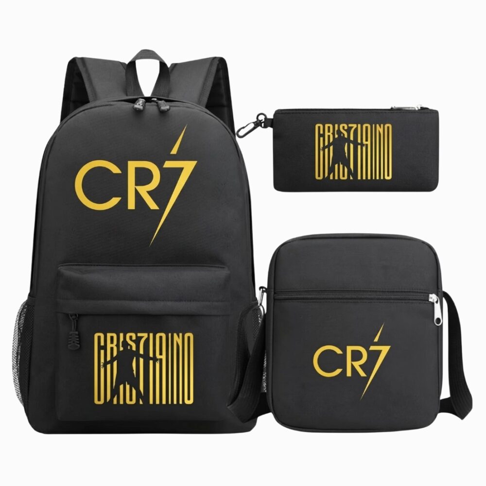 Un cartable football Ronaldo CR7 avec trousse et sac repas noir, avec grand sac à dos, petite trousse et sac repas assorti, décorés de CR7 et Cristiano Ronaldo sur fond noir.