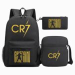 Un cartable football Ronaldo CR7 avec trousse et sac repas noir, avec grand sac à dos, petite trousse et sac repas assorti, décorés de CR7 et Cristiano Ronaldo sur fond noir.