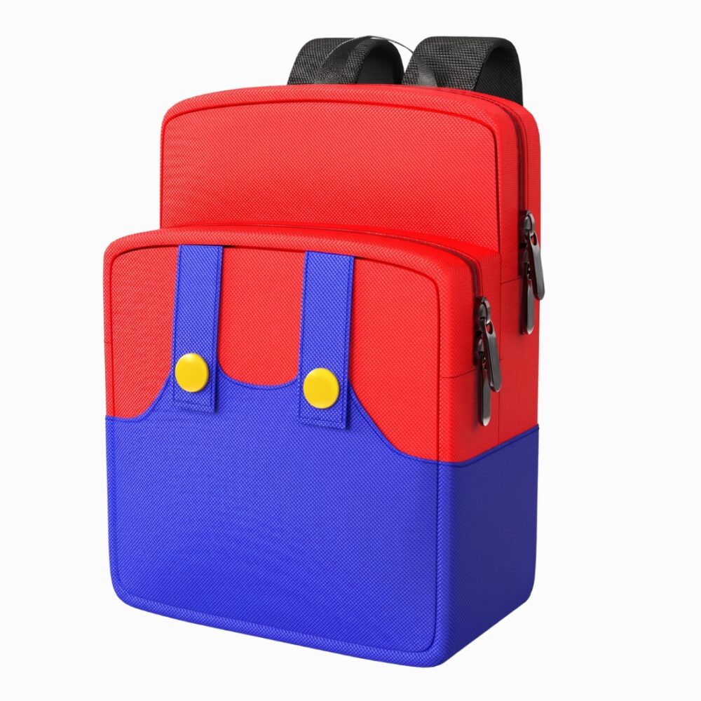 Un cartable en forme de salopette de Mario rouge et bleu, avec des bretelles noires, posé sur fond blanc.