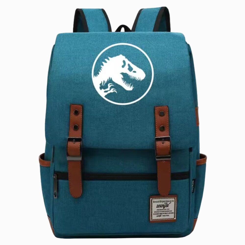 Un cartable Jurassic World à rabat bleu avec logo de dinosaure blanc, deux boucles marron et une poche avant, posé sur fond blanc.