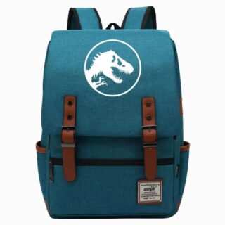 Un cartable Jurassic World à rabat bleu avec logo de dinosaure blanc, deux boucles marron et une poche avant, posé sur fond blanc.