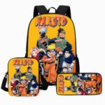 Un enfant portant un cartable Naruto équipe 7 et Iruka avec trousse et sac repas, décoré de Naruto et de ses amis sur fond jaune.