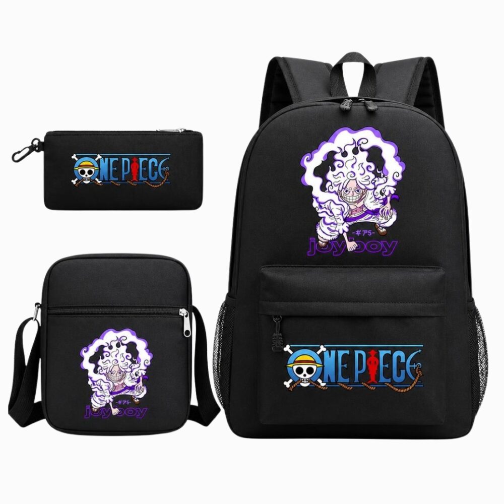 Un enfant porte un cartable One Piece Luffy Gear 5 avec trousse et sac à bandouillère, noir avec motifs de Luffy et logos One Piece, posé sur fond blanc.