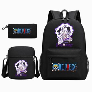 Un enfant porte un cartable One Piece Luffy Gear 5 avec trousse et sac à bandouillère, noir avec motifs de Luffy et logos One Piece, posé sur fond blanc.