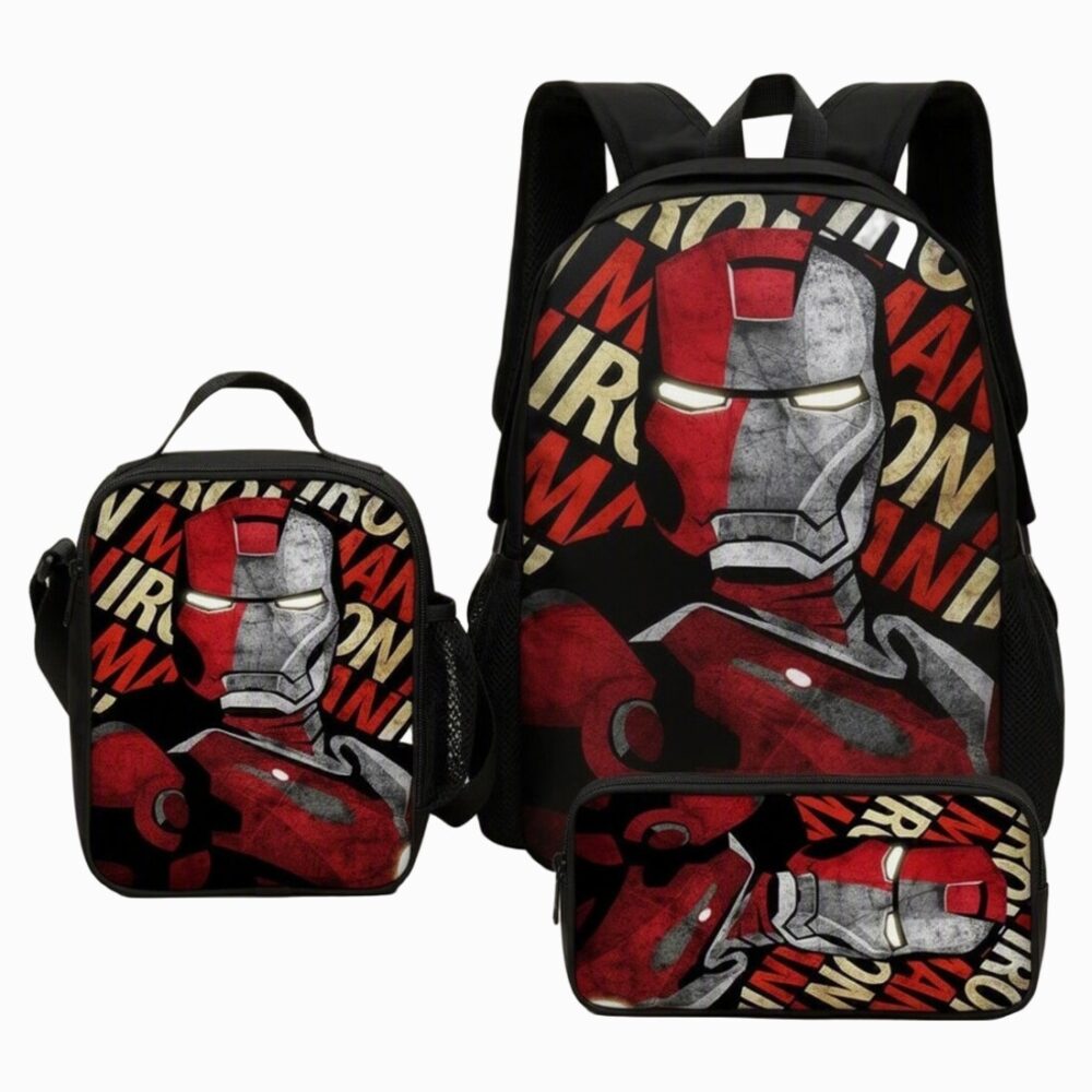 Un cartable Avengers Iron Man noir avec le visage rouge et gris d’Iron Man, accompagné d’une petite sacoche et d’une trousse assorties.