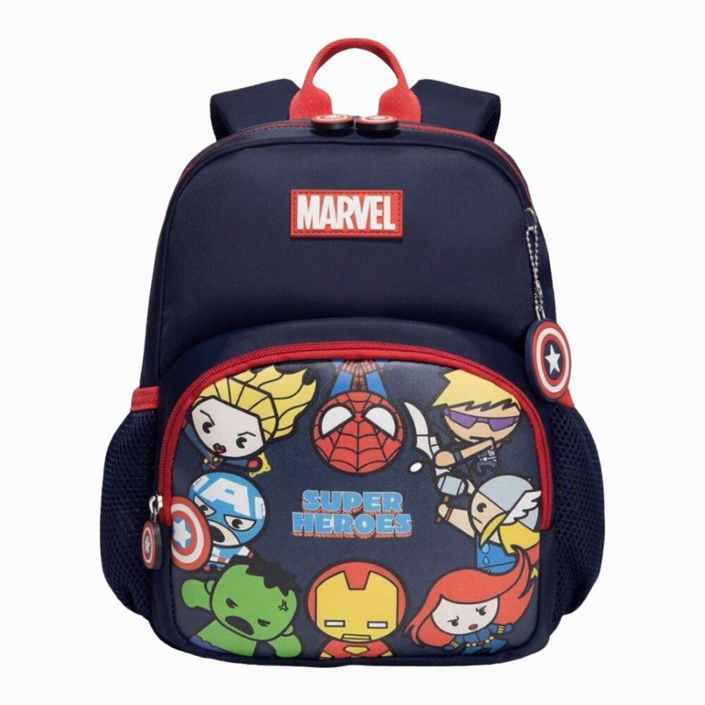 Un cartable Avengers Marvel pour maternelle bleu marine avec poignées rouges, décoré de super-héros Marvel colorés et d’une poche frontale illustrée.