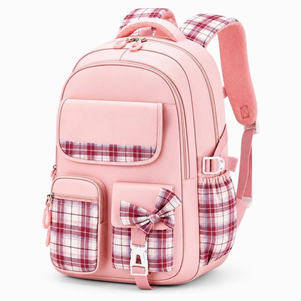 Un cartable ergonomique à carreaux protège la colonne vertébrale rose, avec bretelles rembourrées et petites poches, posé sur fond blanc.
