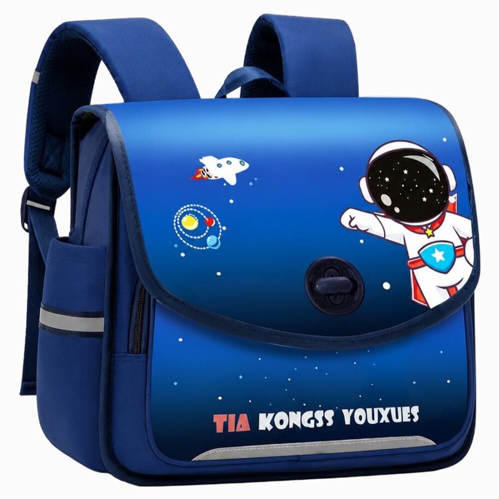 Un cartable ergonomique au design astronaute pour jeunes explorateurs bleu, avec un dessin d’astronaute, une petite fusée et des étoiles sur le rabat.