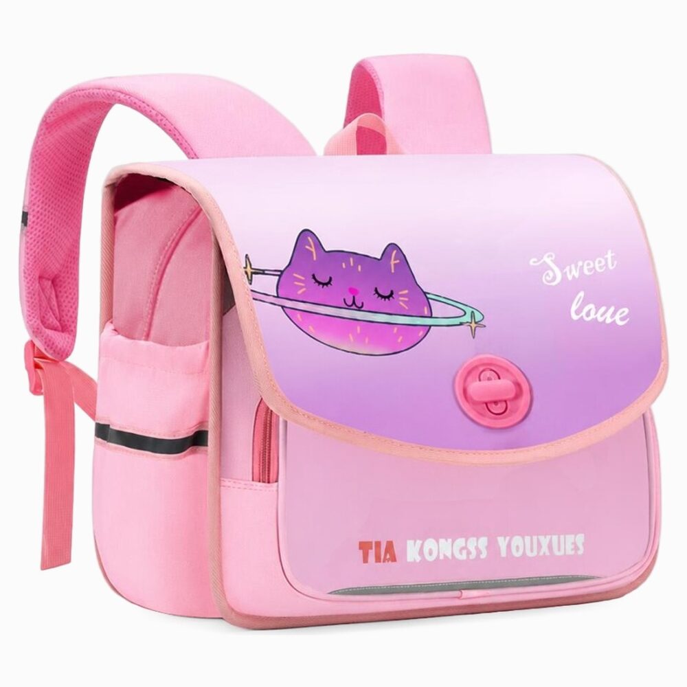 Un cartable ergonomique avec motif de chat spatial pour enfant rose et violet, avec bretelles rembourrées, posé sur fond blanc.