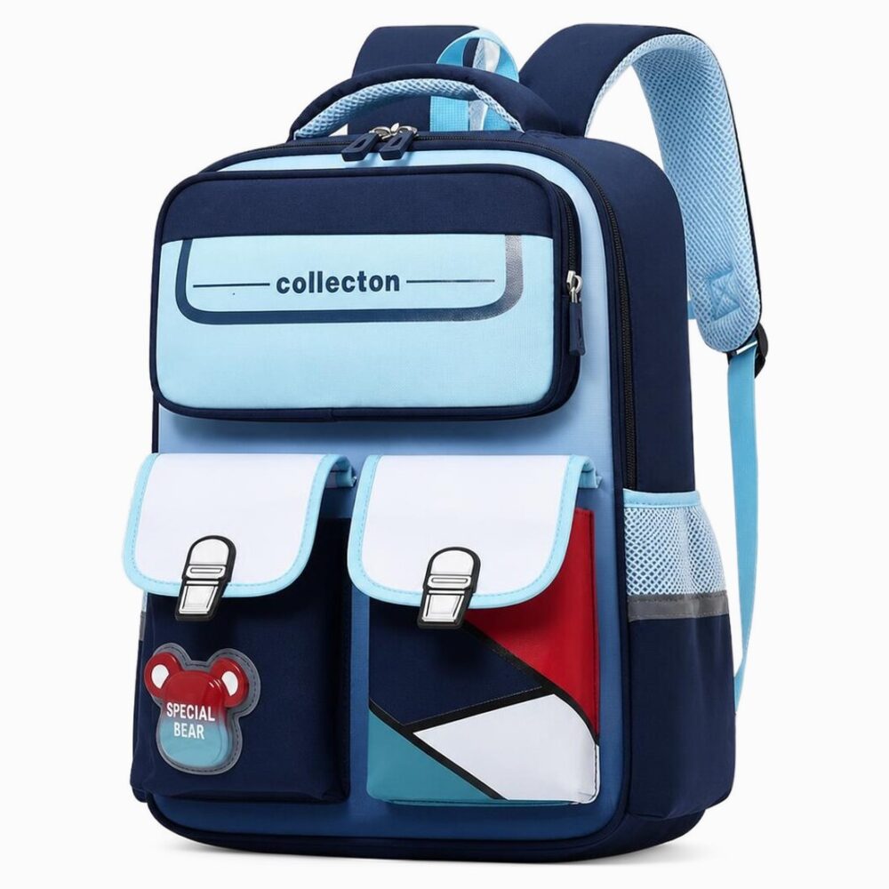 Un cartable ergonomique à motif géométrique pour filles et garçons bleu et noir, avec plusieurs poches à l’avant et des bretelles rembourrées, posé sur fond blanc.