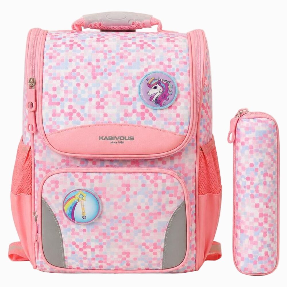 Un cartable ergonomique orthopédique avec trousse à crayons incluse rose, avec motif licorne et plusieurs poches, posé sur fond blanc.