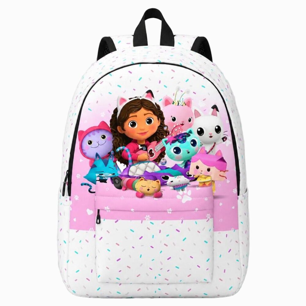 Un cartable Gabby Chat blanc et rose pour enfant, avec Gabby et ses chats colorés sur le devant, des bretelles noires et une poche avant rose et blanche.