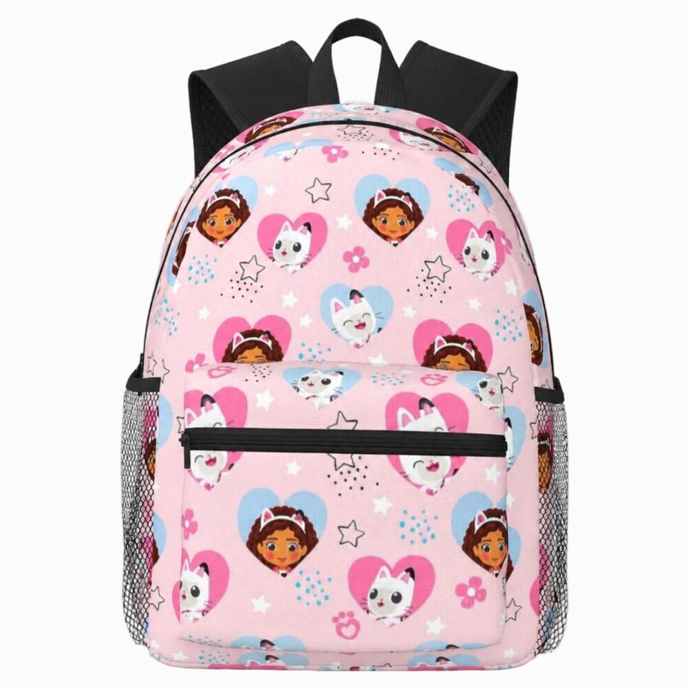 Un cartable Gabby Chat avec des coeurs rose, avec un motif de petits visages dans des cœurs, des étoiles et des poches latérales en filet noir.