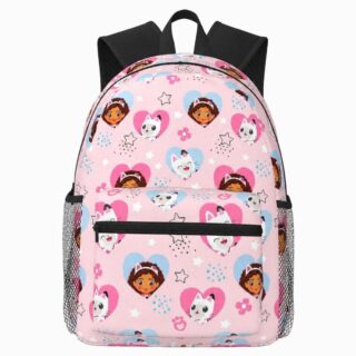 Un cartable Gabby Chat avec des coeurs rose, avec un motif de petits visages dans des cœurs, des étoiles et des poches latérales en filet noir.